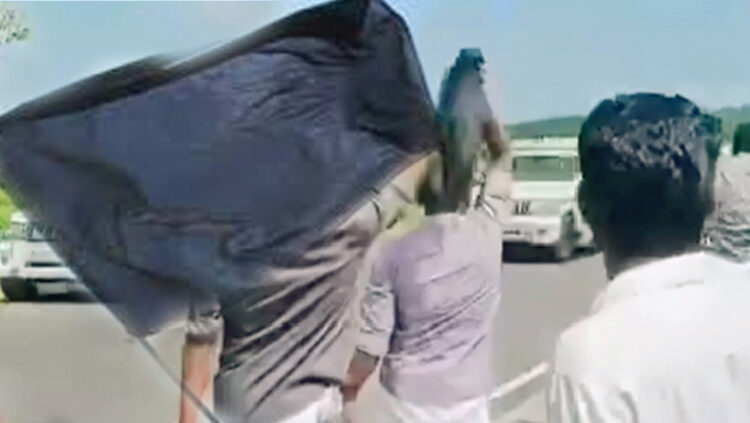 ഫലപ്രദമായ ജനാധിപത്യത്തിന് പ്രതിഷേധങ്ങള് അനിവാര്യം; കരിങ്കൊടി പ്രതിഷേധം അപകീര്ത്തികരമോ നിയമവിരുദ്ധമോ അല്ലെന്നു ഹൈക്കോടതി; കോൺഗ്രസ് പ്രവർത്തകർക്കെതിരായ കേസ് റദ്ദാക്കി