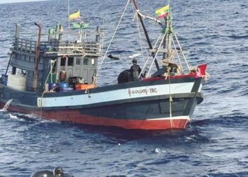 ആ​ൻ​ഡ​മാ​ൻ ദ്വീ​പി​നു സ​മീ​പം ഇ​ന്ത്യ​ൻ കോ​സ്റ്റ് ഗാ​ർ​ഡി​ന്‍റെ വ​ൻ ല​ഹ​രി​വേ​ട്ട: മ്യാ​ൻ​മ​ർ ബോ​ട്ടി​ൽ​നി​ന്ന് 5,500 കി​ലോ മ​യ​ക്കു​മ​രു​ന്ന് പി​ടി​കൂ​ടി