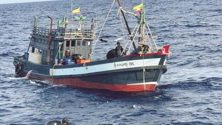 ആ​ൻ​ഡ​മാ​ൻ ദ്വീ​പി​നു സ​മീ​പം ഇ​ന്ത്യ​ൻ കോ​സ്റ്റ് ഗാ​ർ​ഡി​ന്‍റെ വ​ൻ ല​ഹ​രി​വേ​ട്ട: മ്യാ​ൻ​മ​ർ ബോ​ട്ടി​ൽ​നി​ന്ന് 5,500 കി​ലോ മ​യ​ക്കു​മ​രു​ന്ന് പി​ടി​കൂ​ടി