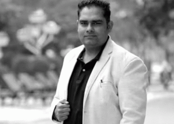 ഓടിക്കൊണ്ടിരുന്ന കാറിന് തീപിടിച്ചു, ഡോര്‍ തുറക്കാനായില്ല; പ്രൊഫസറും രണ്ട് മക്കളും വെന്തുമരിച്ചു