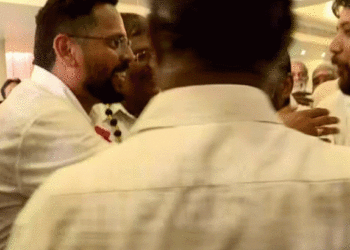 വിവാഹ വീട്ടിൽ വോട്ട് തേടിയെത്തിയ പി സരിന്റെ ഹസ്തദാനം നിരസിച്ച് രാഹുൽ മാങ്കൂട്ടത്തിലും ഷാഫിയും