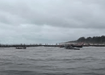 മത്സ്യബന്ധന ബോട്ടും നാവിക സേനാ മുങ്ങിക്കപ്പലും കൂട്ടിയിടിച്ച് അപകടം; 11 പേരെ രക്ഷപ്പെടുത്തി, 2 പേര്‍ക്കായി തെരച്ചില്‍