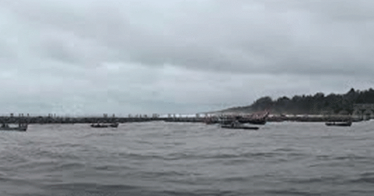 മത്സ്യബന്ധന ബോട്ടും നാവിക സേനാ മുങ്ങിക്കപ്പലും കൂട്ടിയിടിച്ച് അപകടം; 11 പേരെ രക്ഷപ്പെടുത്തി, 2 പേര്‍ക്കായി തെരച്ചില്‍