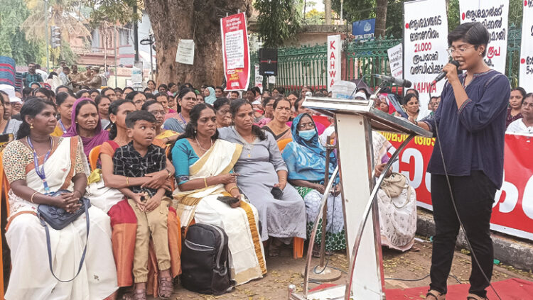 ലോ​ക വ​നി​താ​ദി​ന​ത്തി​ൽ സെ​ക്ര​ട്ടേ​റി​യ​റ്റി​നു മു​ന്നി​ൽ ആ​ശാ​പ്ര​വ​ർ​ത്ത​ക​രു​ടെ മ​ഹാ​സം​ഗ​മം; സ​മ​രം 27-ാം ദി​വ​സം പി​ന്നി​ടു​ന്നു