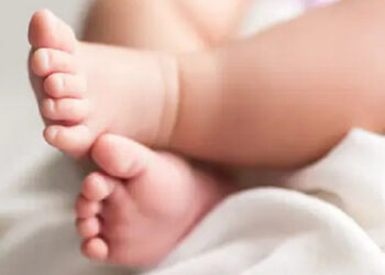 വീ​ട്ടി​ൽ​വ​ച്ച് പെ​ട്ടെ​ന്ന് വാ​ട്ട​ർ ബ്രേ​ക്ക് ആ​യി, പ്ര​സ​വ വേ​ദ​ന​യെ​ത്തു​ട​ർ​ന്ന് യു​വ​തി നി​ല​വി​ളി​ച്ചു: വീ​ഡി​യോ കോ​ൾ വ​ഴി ഡോ​ക്ട​റു​ടെ സ​ഹാ​യ​ത്തോ​ടെ 13 കാ​ര​ൻ അ​മ്മ​യു​ടെ പ്ര​സ​വ​മെ​ടു​ത്തു