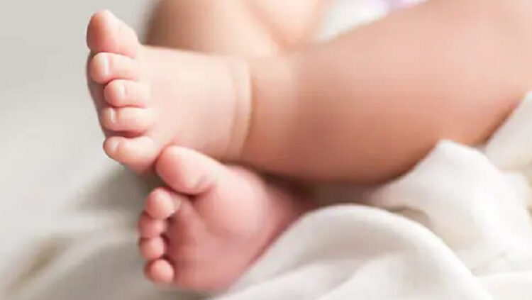 വീ​ട്ടി​ൽ​വ​ച്ച് പെ​ട്ടെ​ന്ന് വാ​ട്ട​ർ ബ്രേ​ക്ക് ആ​യി, പ്ര​സ​വ വേ​ദ​ന​യെ​ത്തു​ട​ർ​ന്ന് യു​വ​തി നി​ല​വി​ളി​ച്ചു: വീ​ഡി​യോ കോ​ൾ വ​ഴി ഡോ​ക്ട​റു​ടെ സ​ഹാ​യ​ത്തോ​ടെ 13 കാ​ര​ൻ അ​മ്മ​യു​ടെ പ്ര​സ​വ​മെ​ടു​ത്തു