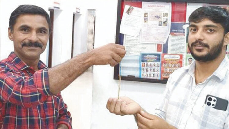 ഷി​നോ​ജി​ന്‍റെ മ​ന​സ് ത​നി​ത​ങ്കം…!​സ്വ​ർ​ണ​വി​ല റെ​ക്കോ​ഡി​ൽ തു​ട​രു​മ്പോ​ൾ ക​ള​ഞ്ഞു​കി​ട്ടി മാ​ല ഉ​ട​മ​യ്ക്ക് ന​ൽ​കി മാ​തൃ​ക​യാ​യി യു​വാ​വ്