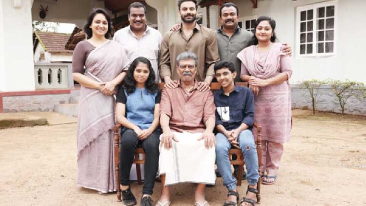 ഇ​ടു​ക്കി​യു​ടെ പ​ശ്ചാ​ത്ത​ല​ത്തി​ൽ ‘ഔ​സേ​പ്പി​ന്‍റെ ഒ​സ്യ​ത്ത്’