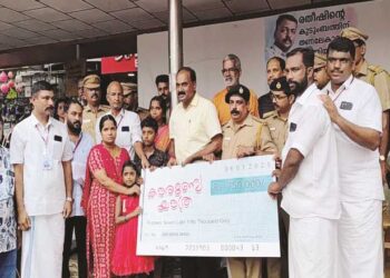 ര​തീ​ഷി​ന്‍റെ കു​ടും​ബ​ത്തി​ന് ബ​സ് ജീ​വ​ന​ക്കാ​രു​ടെ കൈ​ത്താ​ങ്ങ്: സ്നേ​ഹ​യാ​ത്ര​യി​ല്‍ സ​മാ​ഹ​രി​ച്ച ഏ​ഴ​രല​ക്ഷം രൂ​പ കു​ടും​ബ​ത്തി​ന് കൈ​മാ​റി