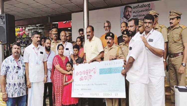 ര​തീ​ഷി​ന്‍റെ കു​ടും​ബ​ത്തി​ന് ബ​സ് ജീ​വ​ന​ക്കാ​രു​ടെ കൈ​ത്താ​ങ്ങ്: സ്നേ​ഹ​യാ​ത്ര​യി​ല്‍ സ​മാ​ഹ​രി​ച്ച ഏ​ഴ​രല​ക്ഷം രൂ​പ കു​ടും​ബ​ത്തി​ന് കൈ​മാ​റി