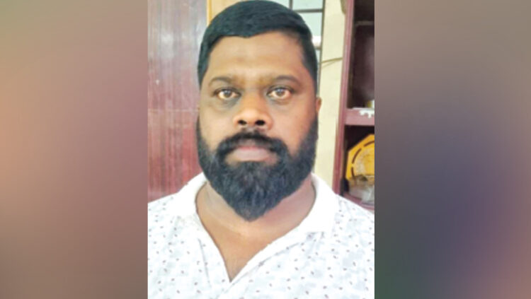 വ​ധ​ശ്ര​മ​ക്കേ​സ് പ്ര​തി​യെ വീ​ട്ടി​ൽ ക​യ​റി വെ​ട്ടി​ക്കൊ​ന്നു; പി​ന്നി​ൽ ഗു​ണ്ടാ കു​ടി​പ്പ​ക; ആ​ക്ര​മ​ണം സ്ഫോ​ട​ക​വ​സ്തു എ​റി​ഞ്ഞ​ശേ​ഷം; ഓ​ച്ചി​റ​യി​ൽ യു​വാ​വി​നെ വെ​ട്ടി​ക്കൊ​ല്ലാ​ൻ ശ്ര​മം