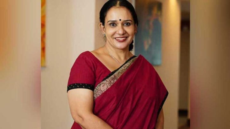 ആ​ർ​ട്ടി​സ്റ്റു​മാ​രു​ടെ പ്ര​തി​ഫ​ല​മെ​ന്ന് പൊ​തു​വെ പ​റ​യു​മ്പോ​ൾ അ​തി​ൽ മു​ൻ​നി​ര അ​ഭി​നേ​താ​ക്ക​ളെ മാ​ത്ര​മേ ഉ​ൾ​പ്പെ​ടു​ത്തു​ന്നു​ള്ളൂ: മ​നു​ഷ്യ​രെ​ന്ന പ​രി​ഗ​ണ​ന പോ​ലും ന​ൽ​കു​ന്നി​ല്ല; മാ​ലാ പാ​ർ​വ​തി