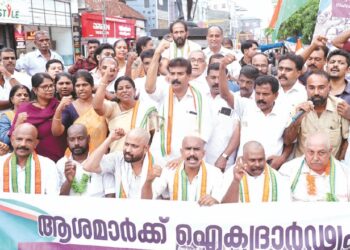 ത​ല മുണ്ഡ​നം ചെ​യ്ത് ആ​ശാ പ്ര​വ​ര്‍​ത്ത​ക​ര്‍​ക്ക് ഐ​ക്യ​ദാ​ര്‍​ഢ്യം പ്ര​ഖ്യാ​പി​ച്ച് കോ​ട്ട​യം ഡി​സി​സി