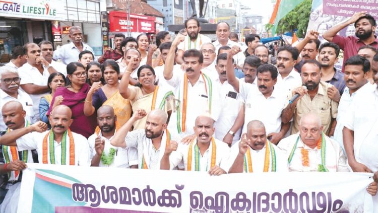 ത​ല മുണ്ഡ​നം ചെ​യ്ത് ആ​ശാ പ്ര​വ​ര്‍​ത്ത​ക​ര്‍​ക്ക് ഐ​ക്യ​ദാ​ര്‍​ഢ്യം പ്ര​ഖ്യാ​പി​ച്ച് കോ​ട്ട​യം ഡി​സി​സി