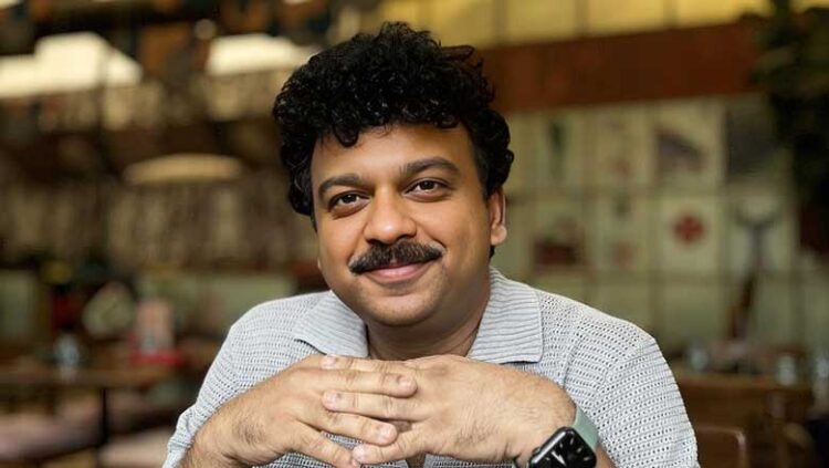 ഒറ്റത്തവണ പറഞ്ഞ് കൊടുത്തപ്പോൾ തന്നെ എല്ലാ ഇമോഷൻസും ഉൾക്കൊണ്ട് വേഗത്തിൽ പാടിത്തീർത്തു: അച്ഛന്റെ മോളല്ലേ ഇങ്ങനേ വരൂ; അലംകൃതയെക്കുറിച്ച് ദീപക് ദേവ്