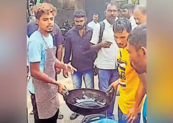 നഗരമധ്യത്തിൽ പ്ലാസ്റ്റിക് ഉരുക്കിച്ചേർത്ത എണ്ണയിൽ പഴംപൊരിയും വടയും; പലഹാര കട പൂട്ടിച്ചു