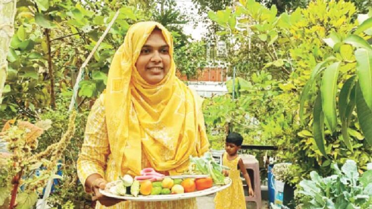 പ​ഴം പ​ച്ച​ക്ക​റി​ക​ൾ എ​ന്തു​മാ​വ​ട്ടെ എ​ന്തി​നേ​യും ക​ണ്ണ​ട​ച്ച് വി​ശ്വ​സി​ക്കാ​മി​വി​ടെ… മ​ട്ടു​പ്പാ​വി​ല്‍ ഫ​ല​വ​ര്‍​ഗ​ത്തോ​ട്ട​മൊ​രു​ക്കി നെ​ജി​മ