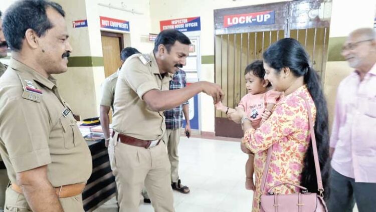 ക​ള​ഞ്ഞ് പോ​യ ചെ​യി​ൻ കു​ഞ്ഞു​വാ​വ​യ്ക്ക് ന​ൽ​കി പോ​ലീ​സു​കാ​ർ