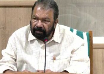 സു​രേ​ഷ് ഗോ​പി കു​ട​യും റെ​യി​ൻ കോ​ട്ടും കൊ​ടു​ത്ത​ത് കൊ​ണ്ട് ആ​ശാ​വ​ർ​ക്ക​ർ​മാ​ർ​ക്ക് ആ​നു​കൂ​ല്യ​ങ്ങ​ൾ ല​ഭി​ക്കി​ല്ല; മു​റി​ച്ച ത​ല​മു​ടി കേ​ന്ദ്ര​സ​ർ​ക്കാ​രി​നു കൊ​ടു​ത്ത​യ​യ്ക്ക​ണ​മെ​ന്ന് മ​ന്ത്രി വി. ​ശി​വ​ൻ​കു​ട്ടി