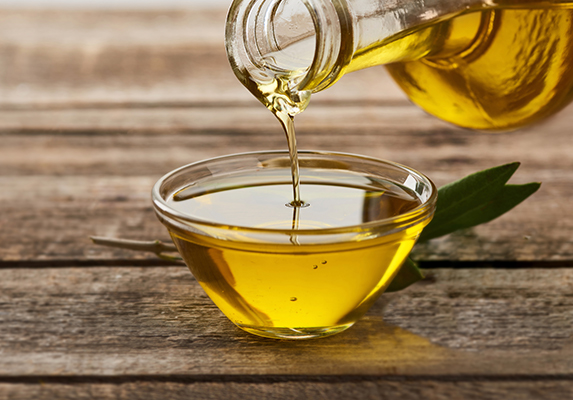 വെളിച്ചെണ്ണ വിലയിൽ വൻകുതിപ്പ്, വിപണി വില 525ന് മുകളിൽ; വിപണിയിൽ ഇടപെടുമെന്ന് ഭക്ഷ്യമന്ത്രി