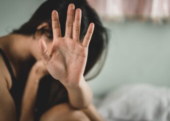 എറണാകുളത്തെ അനാശാസ്യ കേന്ദ്രത്തിലെ റെയ്ഡ്; പെൺകുട്ടികളെ എത്തിച്ചിരുന്നത് പ്രണയം നടിച്ച് ലഹരി നൽകി