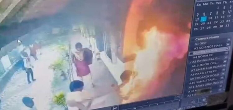 അധ്യാപകനെതിരായ ലൈംഗികാതിക്രമ പരാതി അവഗണിച്ചു; സ്വയം തീകൊളുത്തി ചികിത്സയിലായിരുന്ന വിദ്യാര്ത്ഥി മരിച്ചു