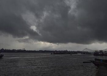 കനത്ത മഴ തുടരും; മൂന്ന് ജില്ലകളിൽ ഇന്ന് റെഡ് അലേർട്ട്, വിവിധ ജില്ലകളിലെ സ്കൂളുകൾക്ക് അവധി