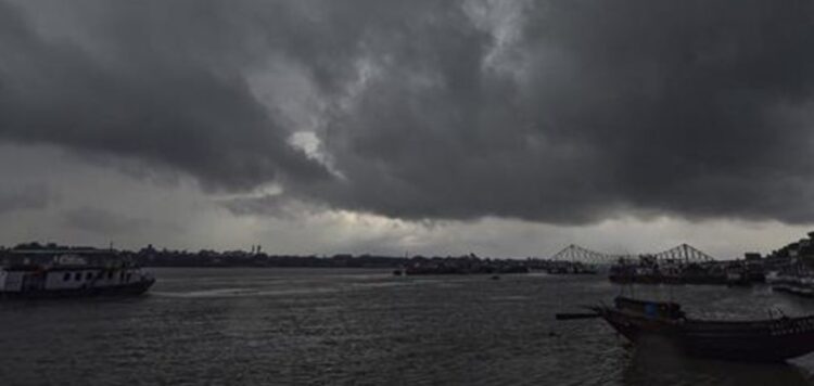 കനത്ത മഴ തുടരും; മൂന്ന് ജില്ലകളിൽ ഇന്ന് റെഡ് അലേർട്ട്, വിവിധ ജില്ലകളിലെ സ്കൂളുകൾക്ക് അവധി