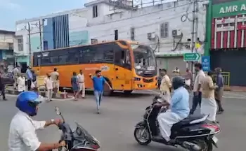 ഗതാഗതമന്ത്രിയുടെ പ്രഖ്യാപനം സ്വന്തം മണ്ഡലത്തിൽ പോലും നടന്നില്ല; പത്തനാപുരത്ത് സരമാനുകൂലികൾ കൊടി കുത്തി ബസ് തടഞ്ഞു