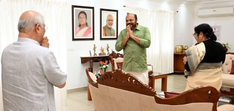 താല്‍ക്കാലിക വി സി നിയമനം; ഗവര്‍ണറെ കണ്ട് മന്ത്രിമാര്‍, സമവായത്തിന് ശ്രമം, മുഖ്യമന്ത്രി കഴിഞ്ഞ ദിവസം ഗവര്‍ണര്‍ക്ക് കത്ത് നല്‍കിയിരുന്നു