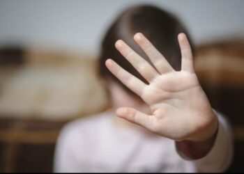 പിതാവ് തിരിച്ചെത്തി, ദുരനുഭവങ്ങൾ കുറിച്ച നാലാം ക്ലാസുകാരിക്ക് നേരെ വീണ്ടും ആക്രമണം