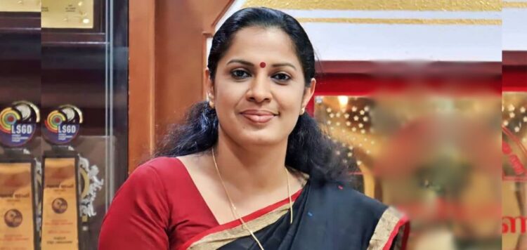 പി പി ദിവ്യക്കെതിരായ അഴിമതി ആരോപണം; അന്വേഷണം അട്ടിമറിച്ചെന്ന ഹർജിയിൽ വിശദീകരണം തേടി ഹൈക്കോടതി