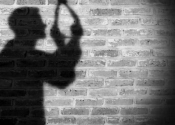 അധ്യാപികയുടെ ഭര്ത്താവിന്റെ ആത്മഹത്യ; വിദ്യാഭ്യാസ വകുപ്പ് ഉദ്യോഗസ്ഥർക്കെതിരെ ഗുരുതര ആരോപണം, ശമ്പള രേഖകള് ഉദ്യോഗസ്ഥര് മുക്കിയെന്ന് സ്കൂള് മാനേജര്