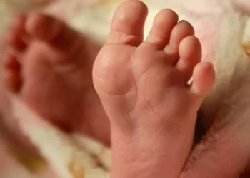 നവജാത ശിശുവിനെ വയോധികയ്ക്ക് കൈമാറിയതിൽ ദുരൂഹത; അമ്മയും ആണ്‍സുഹൃത്തും പിടിയിൽ, കുഞ്ഞിനെ കണ്ടെത്തി