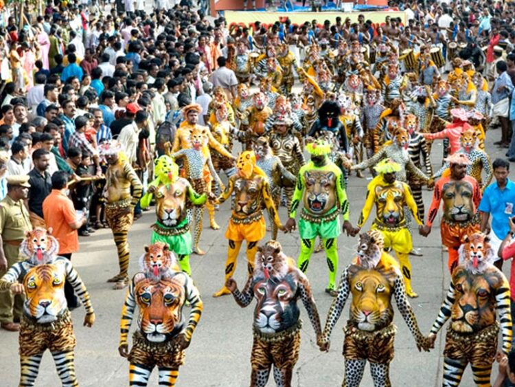 ശക്തന്റെ തട്ടകത്തിൽ പുലിപ്പൂരം, മടവിട്ടിറങ്ങുന്നത് 459 പുലികള്, തൃശ്ശൂർ താലൂക്ക് പരിധിയിൽ ഇന്ന് പ്രാദേശിക അവധി
