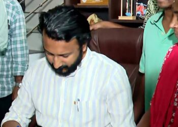 രാഹുൽ എംഎൽഎ ഓഫീസിൽ; സ്വീകരിച്ച് പ്രവർത്തകർ, മണ്ഡലത്തില്‍ തുടരുമെന്ന് പ്രതികരണം