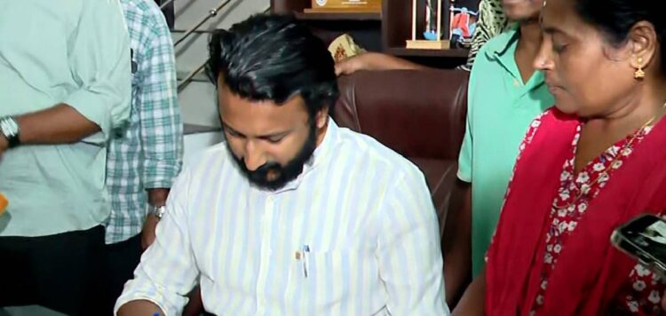 രാഹുൽ എംഎൽഎ ഓഫീസിൽ; സ്വീകരിച്ച് പ്രവർത്തകർ, മണ്ഡലത്തില്‍ തുടരുമെന്ന് പ്രതികരണം