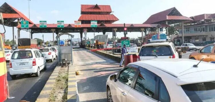 പാലിയേക്കര ടോള് വിലക്ക്; ടോൾ നൽകാതെ ദിവസേന കടന്നുപോകുന്നത് 800ഓളം ബസുകൾ, ഒരു കോടി ലാഭവുമായി കെഎസ്ആർടിസി