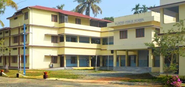 ഹിജാബ് വിവാദം; കുട്ടിയെ സ്കൂള് മാറ്റുമെന്ന നിലപാടിലുറച്ച് പിതാവ്; അടുത്ത പ്രവൃത്തിദിനം ടി സി വാങ്ങും