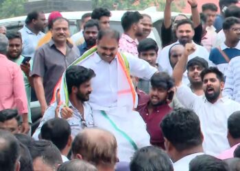 വിശ്വാസ സംരക്ഷണ ജാഥ വേദിയിലേക്ക് അബിനെ തോളിലേറ്റി പ്രവര്ത്തകര്; മുദ്രാവാക്യം വിളിക്കല്ലേയെന്ന് ഷിയാസ്