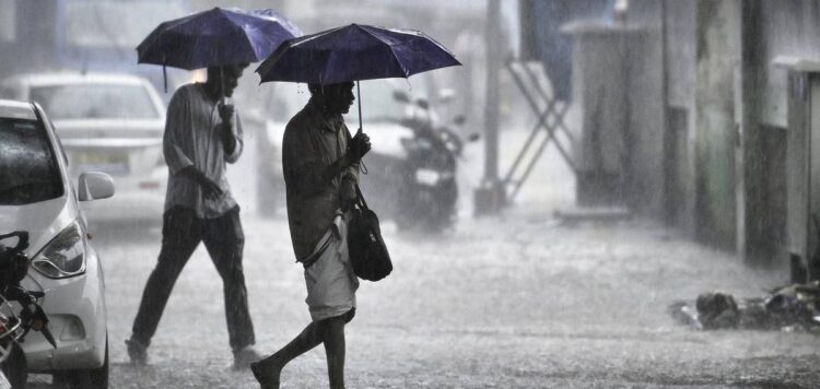 സംസ്ഥാനത്ത് അതിശക്തമായ മഴയ്ക്ക് സാധ്യത; മൂന്ന് ജില്ലകളിൽ ഓറഞ്ച് അലേർട്ട്, ശക്തിപ്രാപിച്ച് ‘മൊൻന്ത’