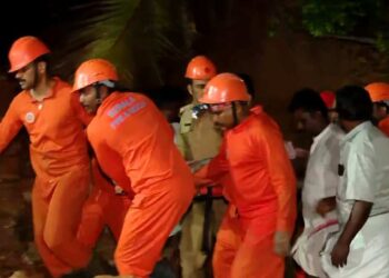 അടിമാലി മണ്ണിടിച്ചിലില് കുടുങ്ങിയ ദമ്പതികളില് ഭര്ത്താവിനെയും പുറത്തെത്തിച്ചു; അതീവ ഗുരുതരാവസ്ഥയിൽ