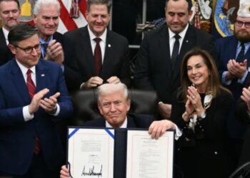 43 ദിവസത്തെ സ്തംഭനാവസ്ഥയ്ക്ക് വിരാമം; ട്രംപ് ഒപ്പുവെച്ചു, അമേരിക്കയില്‍ ഷട്ട്ഡൗണ്‍ അവസാനിച്ചു