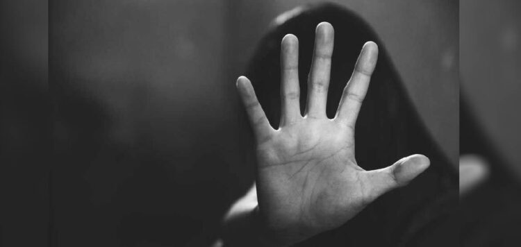 ആണ്‍സുഹൃത്തിനെ മര്‍ദ്ദിച്ചവശനാക്കി 19കാരിയെ തട്ടികൊണ്ടുപോയി കൂട്ടബലാത്സംഗം; നഗ്നയാക്കി ഉപേക്ഷിച്ചനിലയിൽ