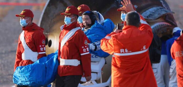 ബഹിരാകാശ നിലയത്തിൽ കുടുങ്ങിയ മൂന്ന് ചൈനീസ് യാത്രികർ മടങ്ങിയെത്തി;ലാൻഡിങ് പുതിയ പേടകത്തിൽ