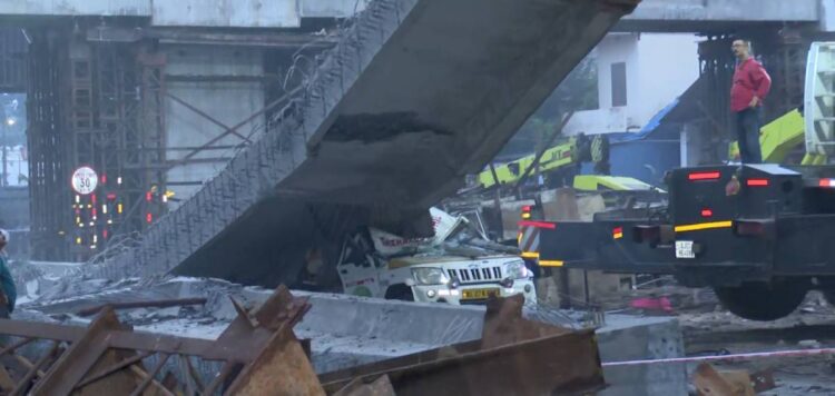 അരൂര്‍-തുറവൂര്‍ ഉയരപ്പാതയുടെ ഗർഡർ തകർന്നു വീണു;പിക്കപ്പ് വാൻ ഡ്രൈവർക്ക്