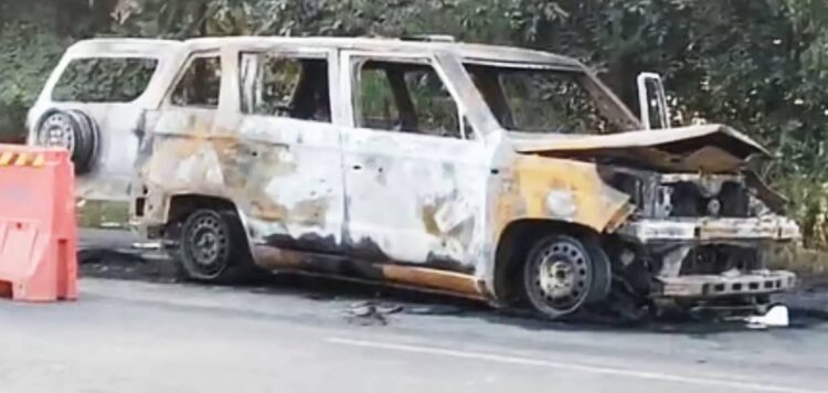 മാസംതികയാതെ പ്രസവിച്ച കുഞ്ഞുമായി പോയ ആംബുലൻസിന് തീപിടിച്ചു:കുഞ്ഞും പിതാവും ഡോക്ടറുമടക്കം നാലുപേർ വെന്തുമരിച്ചു