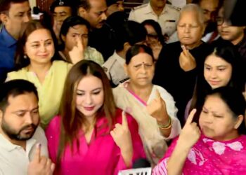 ബിഹാറില്‍ പുതിയ സര്‍ക്കാര്‍ വരും’; വോട്ട് രേഖപ്പെടുത്തി ലാലു പ്രസാദ് യാദവും തേജസ്വിയും കുടുംബവും