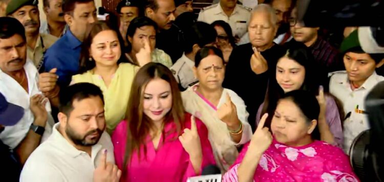 ബിഹാറില്‍ പുതിയ സര്‍ക്കാര്‍ വരും’; വോട്ട് രേഖപ്പെടുത്തി ലാലു പ്രസാദ് യാദവും തേജസ്വിയും കുടുംബവും