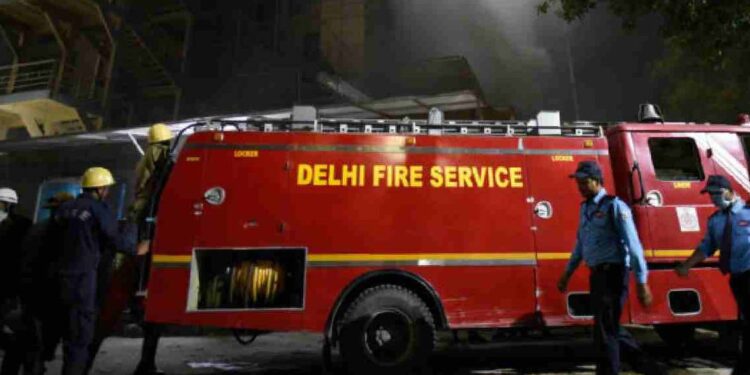 ഡൽഹിയിൽ ആനന്ദ് നഗർ മെട്രോ സ്റ്റാഫ് ക്വാട്ടേഴ്‌സിൽ തീപിടിത്തം; ഒരു കുടുംബത്തിലെ മൂന്നുപേർ പൊളളലേറ്റ് മരിച്ചു